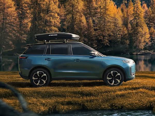 JAECOO 5 EV parked by the side of a lake